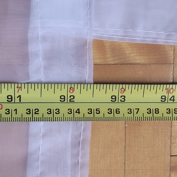 Two white and transparent curtains . - Picture 5 of 7